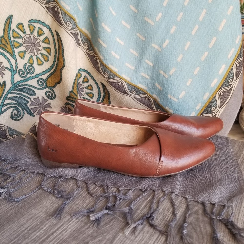 B.O.C pointed cognac flat size 9M